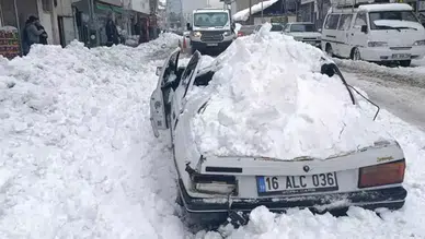 Muş'ta çatıdan düşen kar kütlesi, park halindeki otomobili hurdaya çevirdi