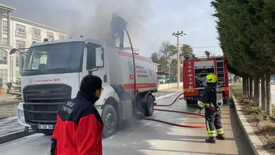 Bolu'da belediyeye ait yol süpürme aracında yangın çıktı