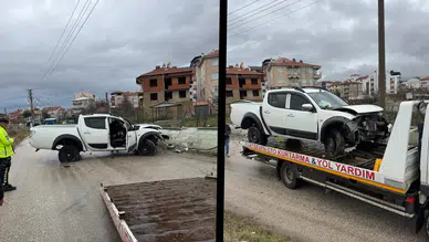 Afyonkarahisar'da kaza : Araç 5 metrelik refüjden aşağı uçtu