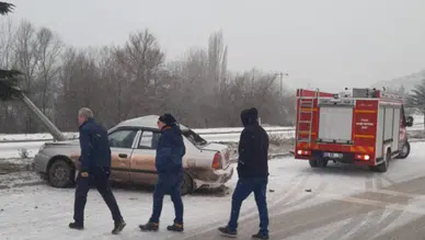 Kütahya'da otomobil karşı şeride geçti: Kazada 3 kişi yaralandı