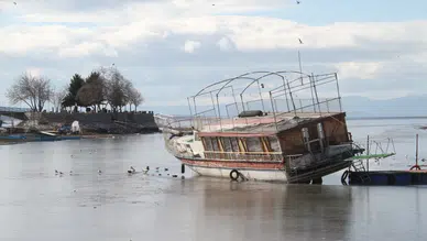 Konya'da Beyşehir Gölü'nün yüzeyi buz tuttu