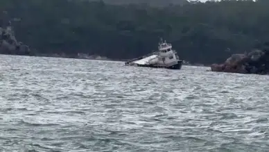 Balıkesir'de fırtına nedeniyle sürüklenen feribot karaya oturdu