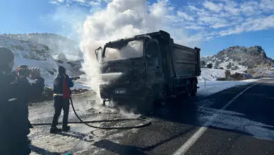 Yozgat’ta seyir halindeki kamyon alev aldı