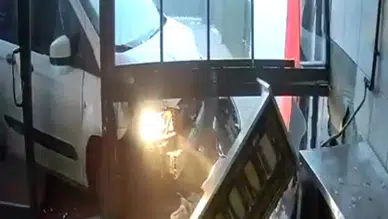 Konya'da lavaş getiren araç dönerci dükkanına daldı!