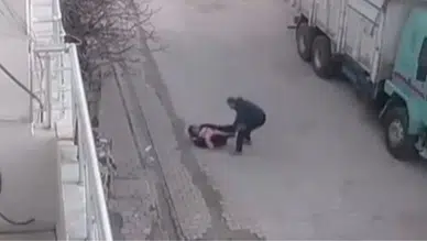 Sokak ortasında bebekli anneye ve küçük kıza acımasız saldırı! Mardin'de kan donduran dehşet kamerada