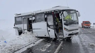 Kayseri'de cenazeye gidenleri taşıyan midibüs devrildi! 3'ü ağır 22 yaralı