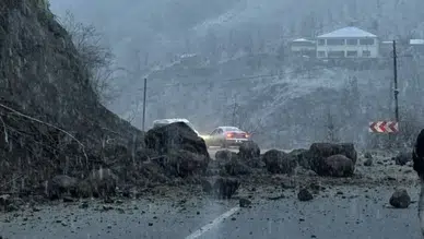 Trabzon’da heyelan: Şalpazarı–Beşikdüzü yolu tek şeride düştü