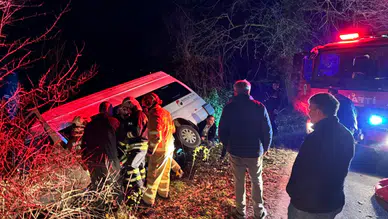 Bartın'da minibüs şarampole devrildi: Yaralılar var