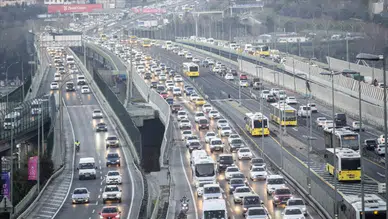 İstanbul'da kent genelinde trafik yoğunluğu yüzde 63!