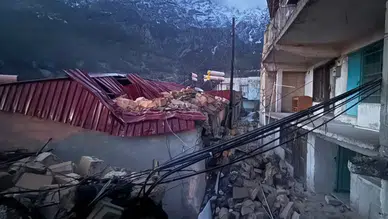 Niğde'de şiddetli fırtına nedeniyle minare yıkıldı