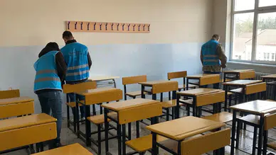 Bolu’da denetimli serbestlik yükümlüleri yarıyıl tatilinde okulları temizledi