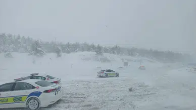 Tokat - Sivas karayolunda araçlar karda mahsur kaldı