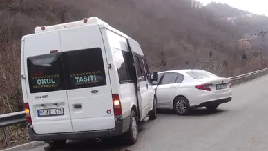 Trabzon'da öğrenci servisinde kaza : Sürücü yaralandı