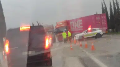 Denizli’de kontrolden çıkan tır yolu kapattı : Trafik tek şeritte kilitlendi