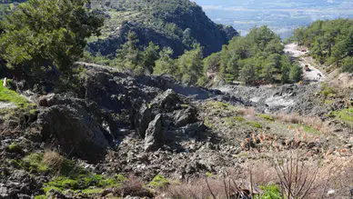 Muğla Seydikemer'de heyelan nedeniyle yol kapandı