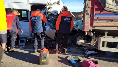 Kayseri'de kaza : Öğrenci servisi tıra çarptı