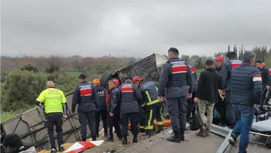 Antalya'da otobüs devrildi : Ölü ve yaralılar var!