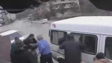 Kastamonu'da kaza : Araç ters dönüp demir kapıyı kırdı, bahçeye girdi