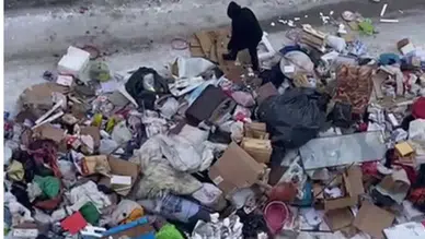 Erzurum'da bir evden tonlarca çöp çıktı