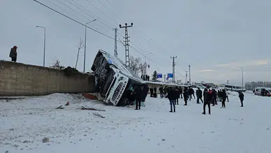 Ağrı'da yolcu otobüsü devrildi: 16 kişi yaralandı