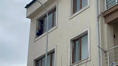 Eskişehir’de 3’üncü kattan düşen 12 yaşındaki çocuk ağır yaralandı