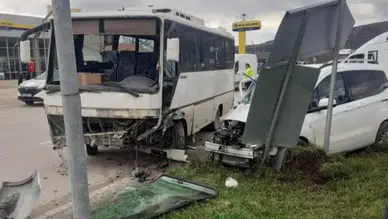 Amasya'da midibüs ile kamyonet çarpıştı : Yaralılar var