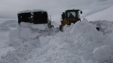 Hakkari’de karla mücadelede ekipler seferber oldu : 143 yerleşim yerinin yolu ulaşıma açıldı