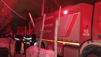 Hakkari'de feci ev yangını : Aile evsiz kaldı!