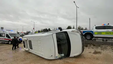 Karaman'da kontrolden çıkan okul servisi şarampole devrildi