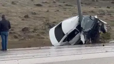 Kayseri'de direğe çarpan otomobil ikiye katlandı : Sürücü yaralandı