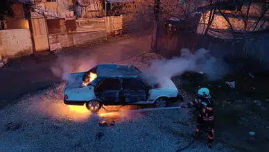 Malatya Yeşilyurt'ta park halindeki otomobil, alev alev yanarak küle döndü