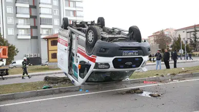 Niğde'de ambulans devrildi , 3 sağlık personeli yaralandı