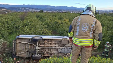 Hatay’da öğrenci servisi narenciye bahçesine uçtu : Çok sayıda yaralı