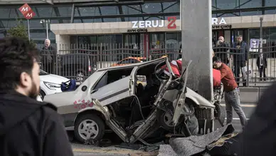 Ankara'da kontrolden çıkan araç direğe çarptı