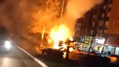 Karabük’te aydınlatma direğinin kabloları alev aldı