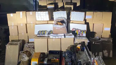 Mersin'de kaçak 2 milyon makaron ve 227 kilogram nargile tütünü ele geçirildi : 4 tutuklama