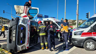 Bodrum'da ambulans devrildi : 4 kişi yaralandı