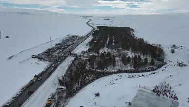 Kars Çıldır Gölü'nde Buz Şenliği Festivali : On binlerce kişi akın etti