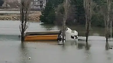 Adana'da köyü su bastı, yollar kapandı