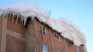 Ağrı'da çatıdan buz düştü : 1 kişi yaralandı