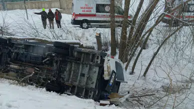 Muş'ta işçi servisi şarampole devrildi : 6 kişi yaralandı