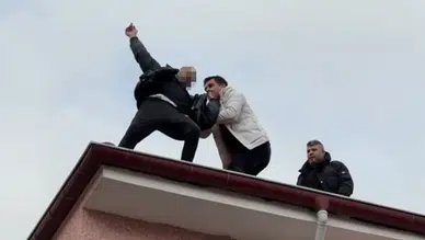 Konya'da intihar girişimi : Çatıdan düşecek olan şahsı emniyet müdürü kurtardı