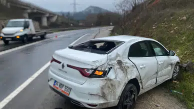 Bilecik'te kaygan yol kazaya neden oldu : 2 kişi yaralandı