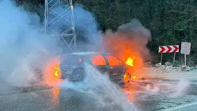 Artvin’de seyir halindeki araç alev aldı : Otomobil kullanılamaz hale geldi