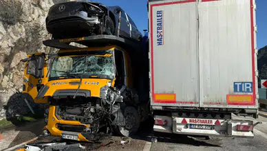 Burdur’un Bucak ilçesinde iki tır kafa kafaya çarpıştı : 1’i ağır 2 yaralı