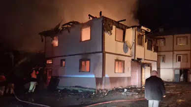 Kastamonu’da yangın paniği : İki katlı ev ve ahır alev alev yandı!