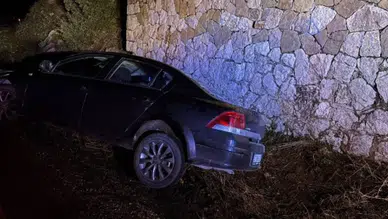 Isparta'da otomobil yol savruldu : 3 kişi yaralandı