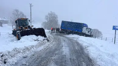 Muş'ta iş makinesi ve tır çarpıştı : 1 kişi yaralandı