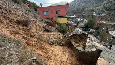 Osmaniye’de aşırı yağış sonrası toprak kayması : 5 ev tahliye edildi