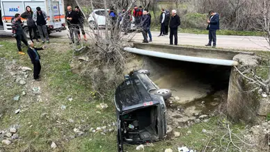 Amasya'da kamyonet menfeze devrildi : Yaralılar var